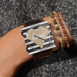 Teplý svetr, studený vzduch a design, který hřeje. S.T.A.M.P.S. – doplněk pro každý podzimní den. 🍁 Ciferníček: Shiny Love...